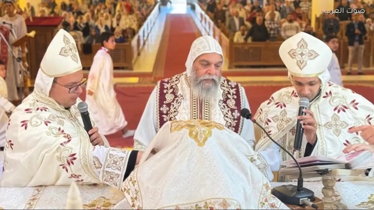 الأنبا بيشوي يكرم كاهنين جديدين في إيبارشية أسوان