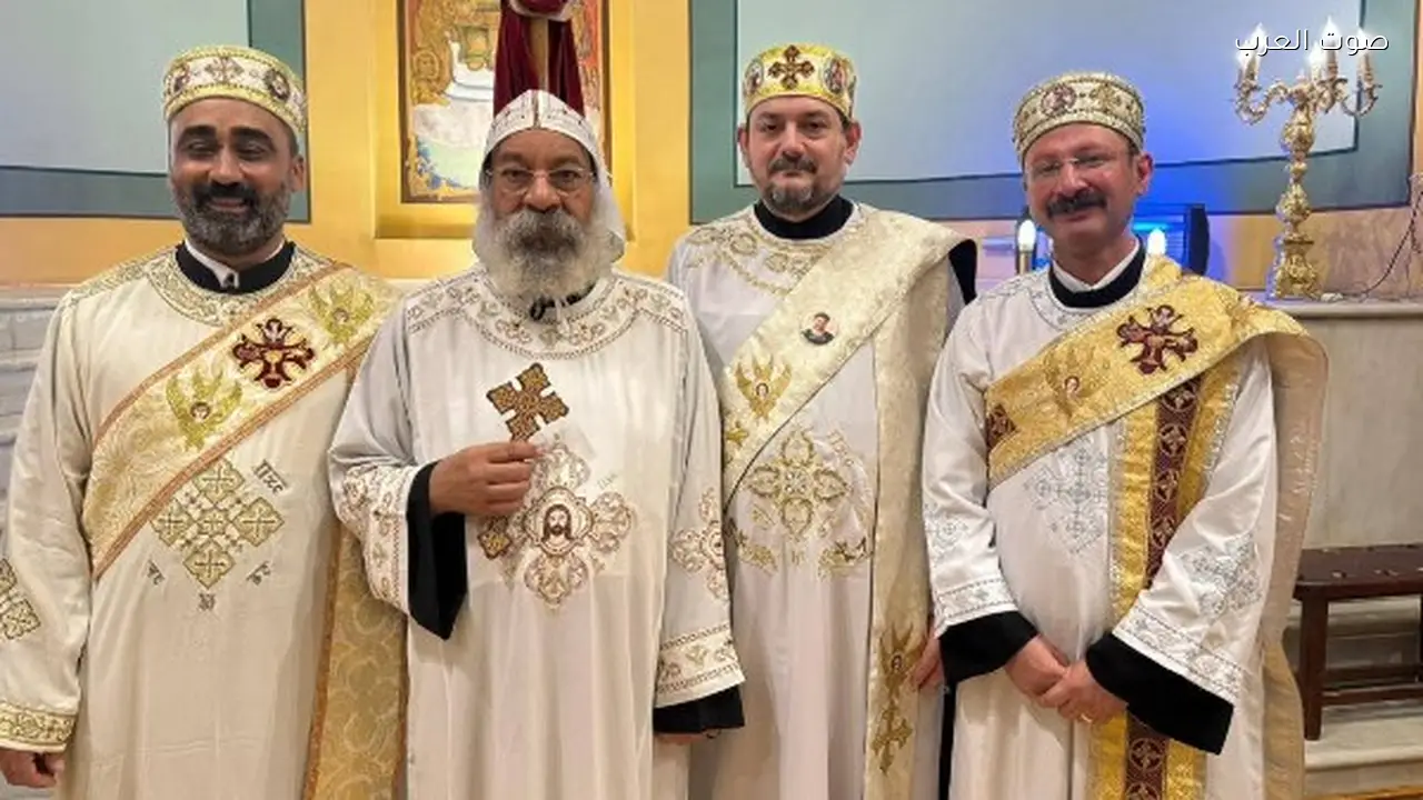 الأنبا رافائيل يكرم ثلاثة دياكونيين في الكنيسة المرقسية بالأزبكية
