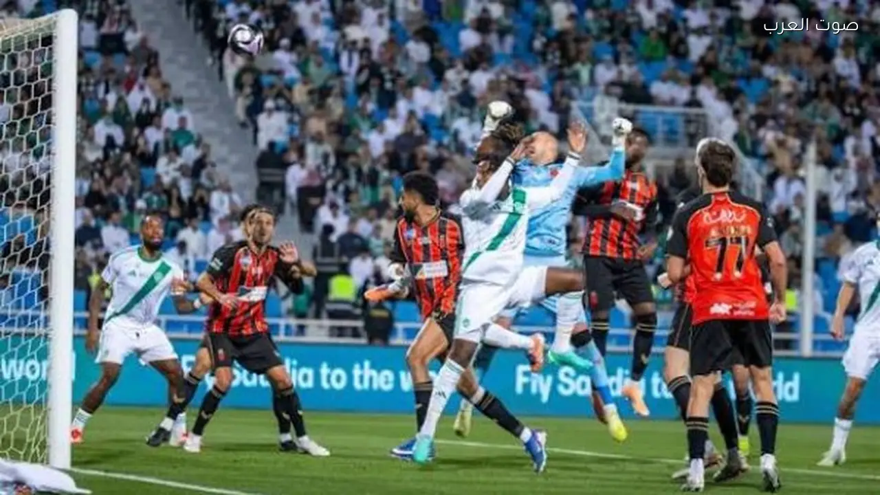 الأهلي يتصدر الدوري السعودي بعد فوزه على الرياض بهدف عكسي