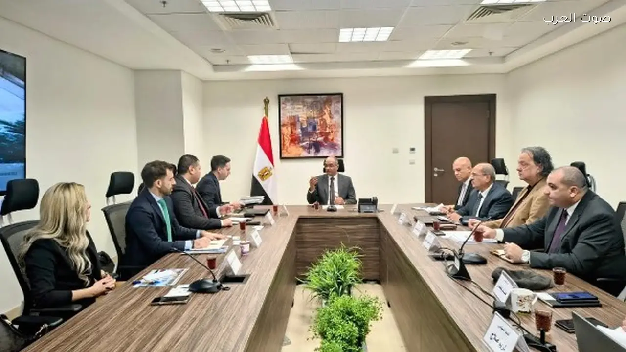 الإسكان تبحث شراكة مع تحالف إماراتي إسباني لتحلية المياه والطاقة المتجددة