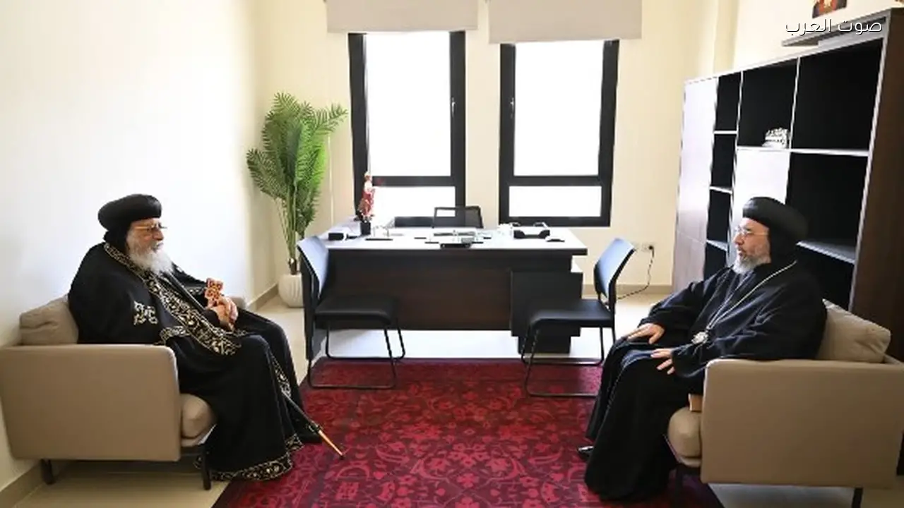 البابا يستقبل الأنبا أنجيلوس للاطمئنان على خدمة إيبارشية لندن