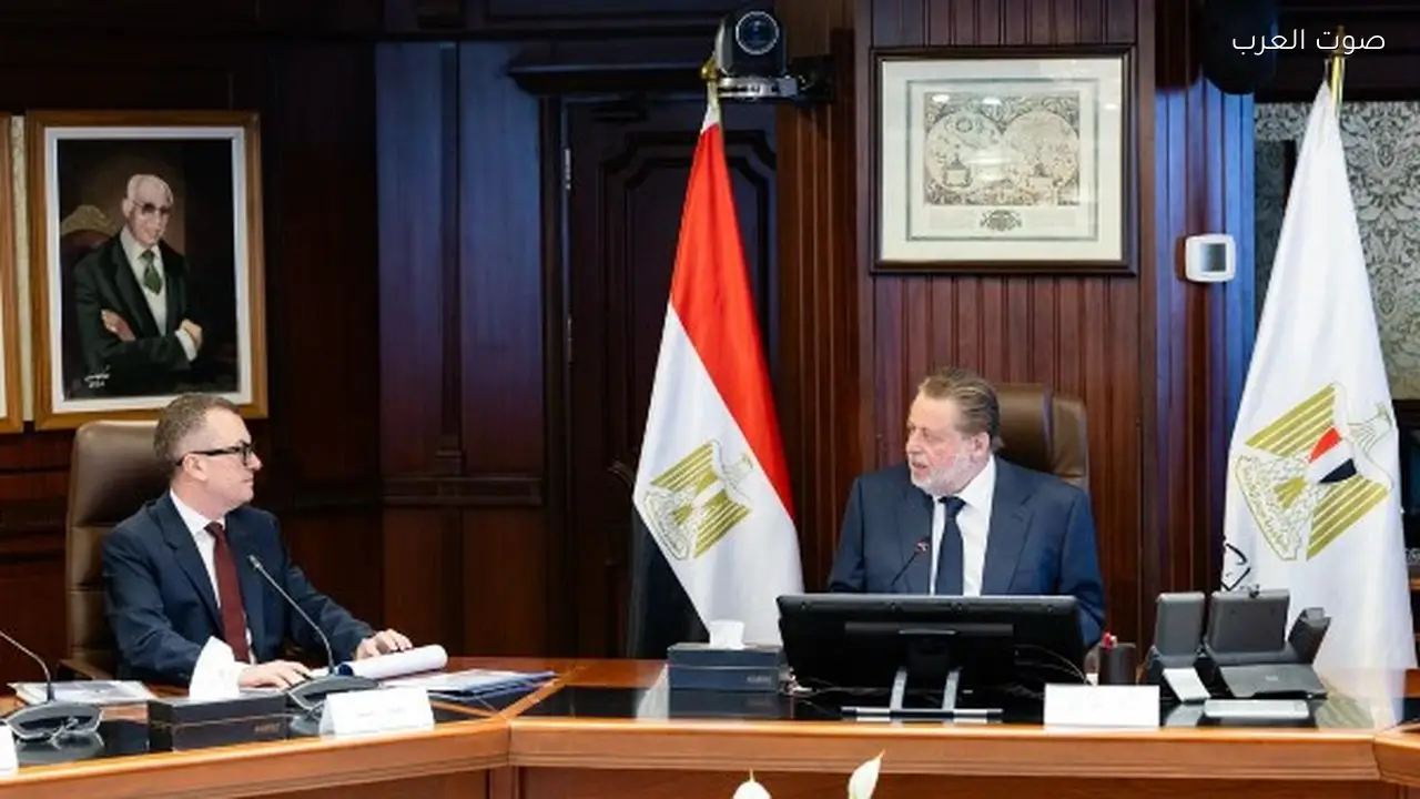 البنك المركزي ووزير التخطيط يناقشان تنسيق السياسات الاقتصادية