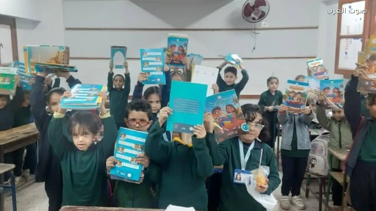 التعليم تنشر صوراً لالتزام المدارس بتسليم كتب الترم الثاني