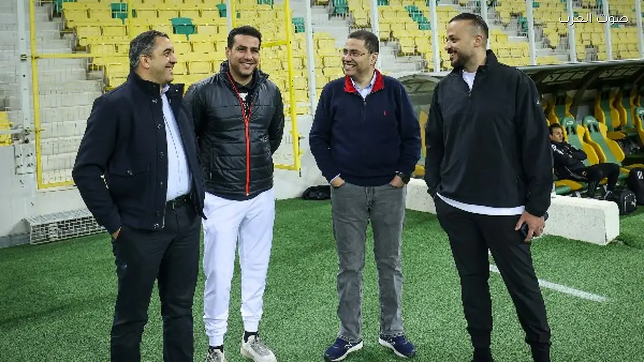 السفير المصري بالجزائر يدعم الأهلي في مرانه بدوري أبطال إفريقيا