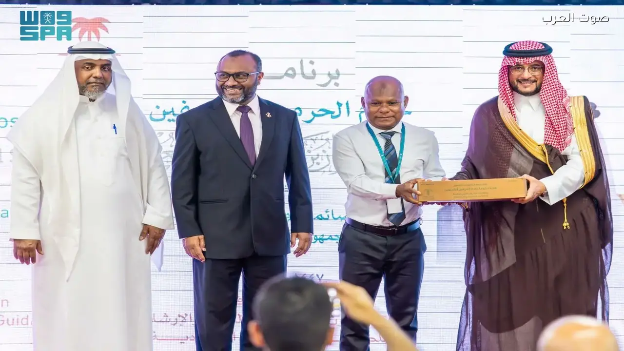 الشؤون الإسلامية تسلم هدية خادم الحرمين الشريفين من التمور لجمهورية المالديف