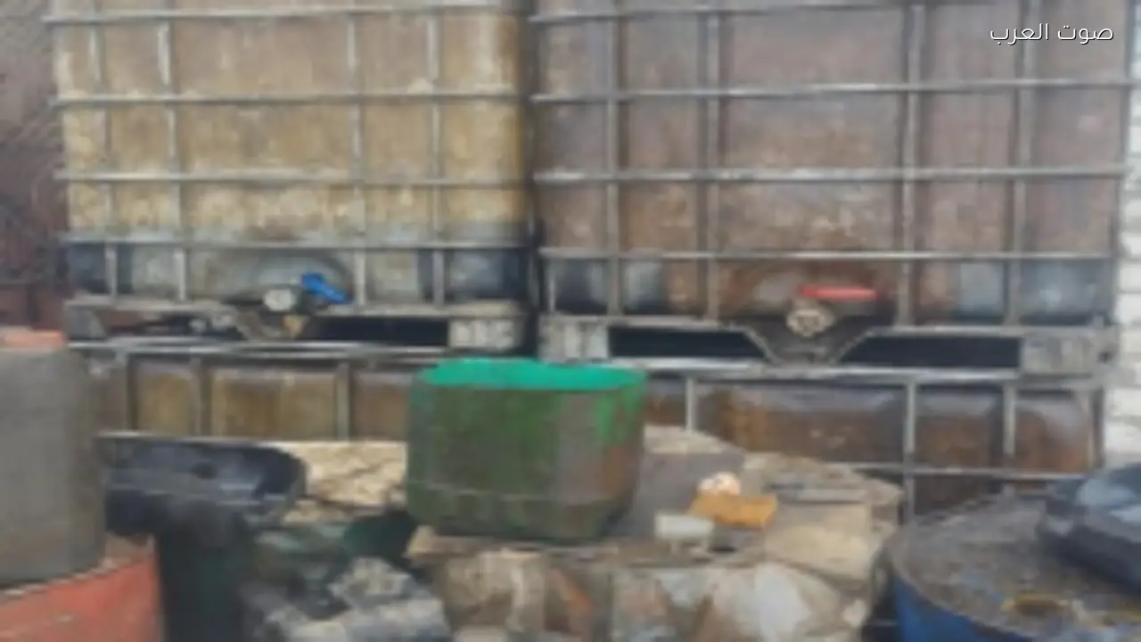 الشرطة تداهم مصنعا لإعادة تدوير زيوت السيارات وتضبط 30 طنا