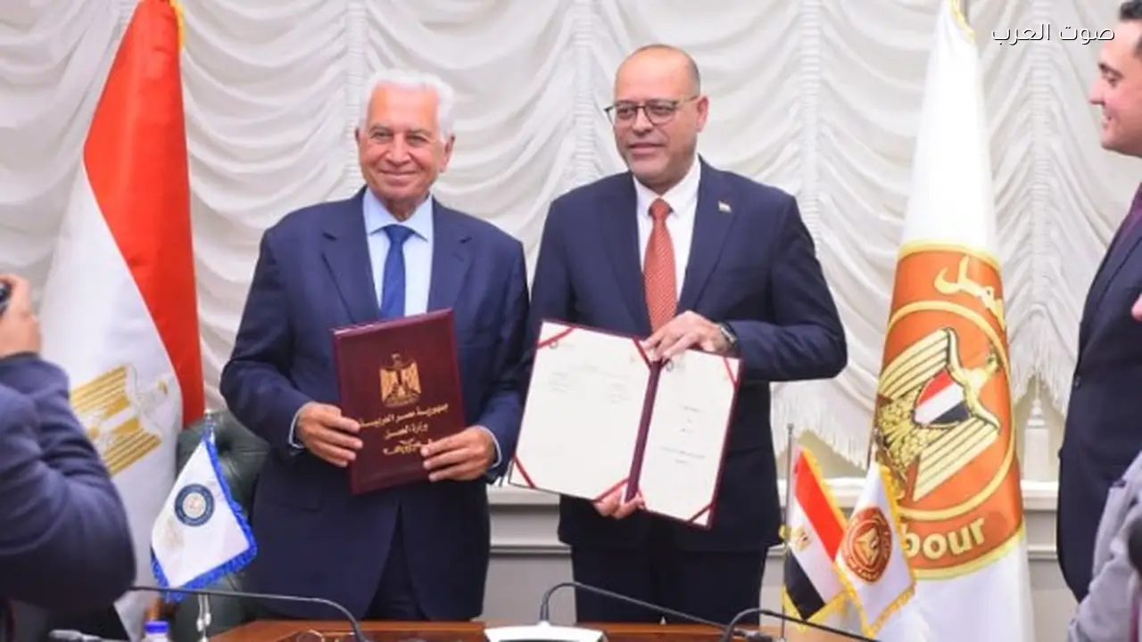 العمل توقع بروتوكول لدعم الكوادر البشرية ومنح دراسية حتى 45%