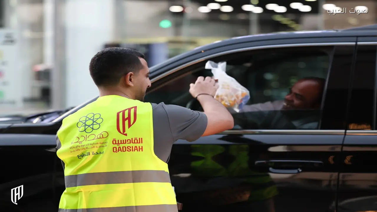 القادسية يوزع 100 وجبة إفطار صائم يوميًا عبر وجبات متنقلة