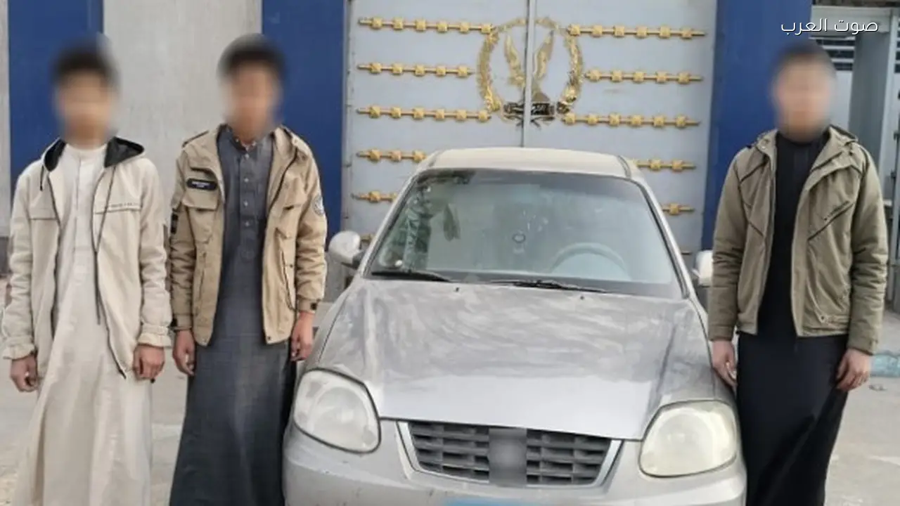 القبض على أصحاب حادثة حمل لوحة إرشادية في سيارة