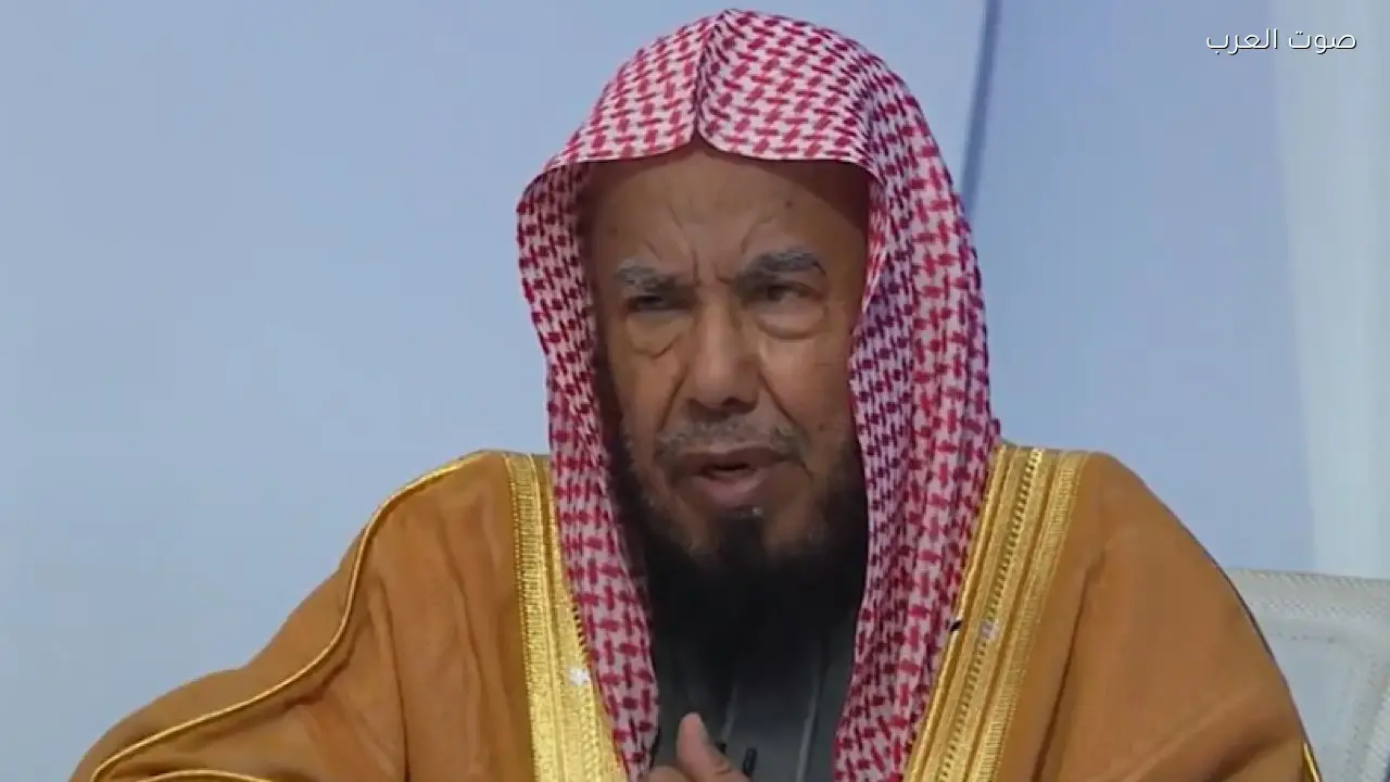 المطلق يشرح حكم إفطار المسافر أثناء أداء العمرة في فيديو