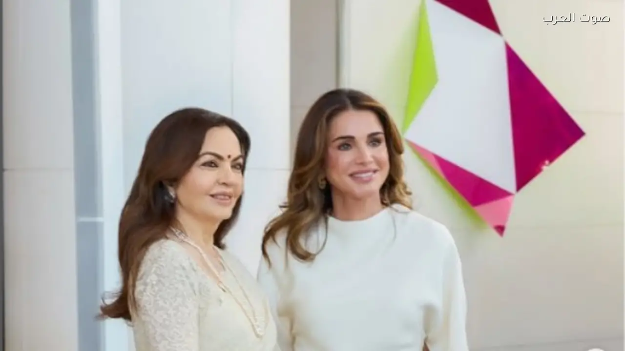 الملكة رانيا تتألق بإطلالة جديدة خلال زيارتها للهند