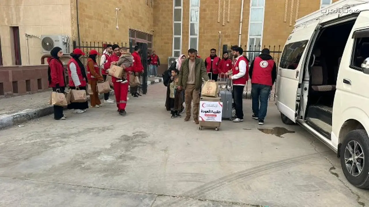الهلال الأحمر المصري يدعم العائدين عبر معبر رفح طبيًا وإنسانيًا