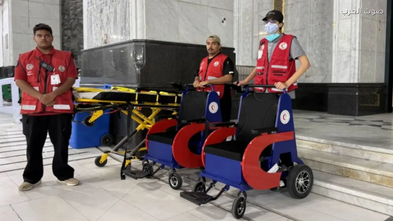 الهلال الأحمر بمكة يضع كرسيًا كهربائيًا إسعافيًا لتسهيل الوصول للحالات الطارئة بالمسجد الحرام