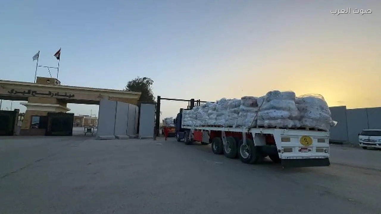 الهلال الأحمر يرسل مساعدات غذائية وشتوية إلى غزة ويستقبل دفعة جديدة من المصابين