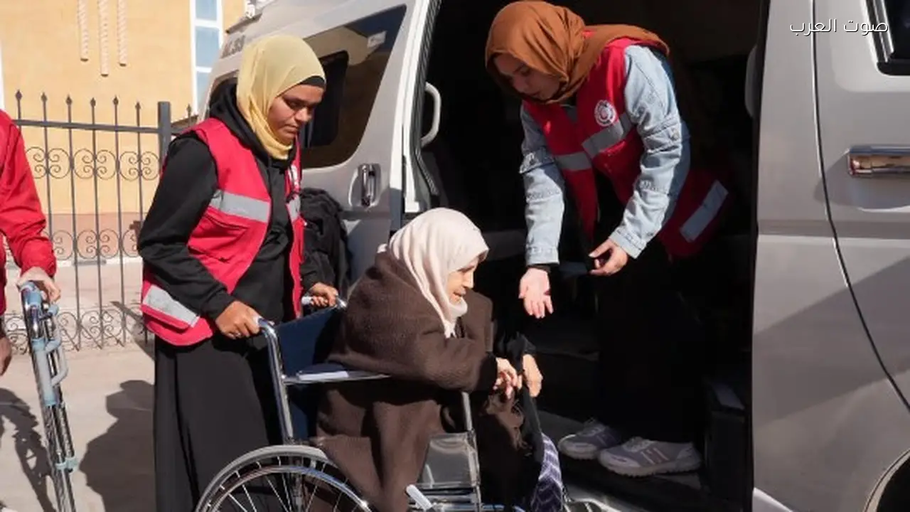 الهلال الأحمر يستقبل الدفعة الرابعة من جرحى غزة عبر قافلة “زاد العزة”