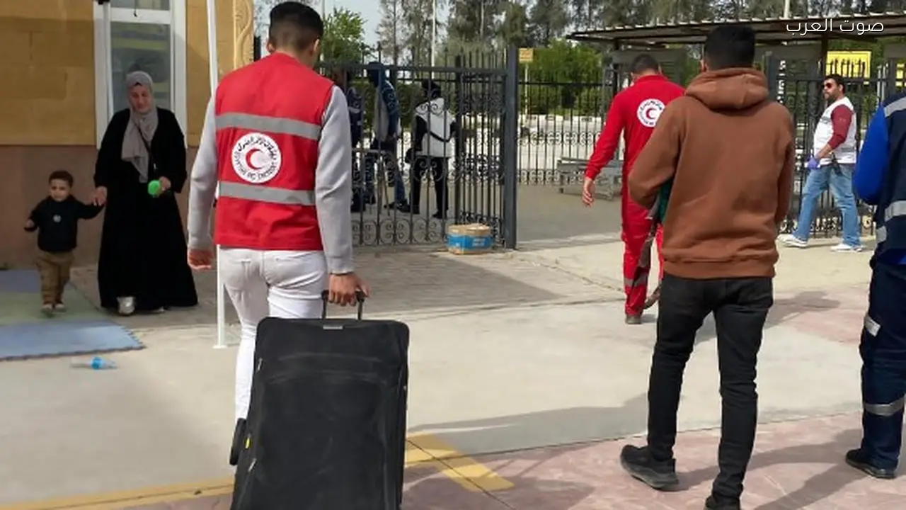 الهلال الأحمر يواصل تقديم المساعدات للدفعة السابعة من مرضى غزة