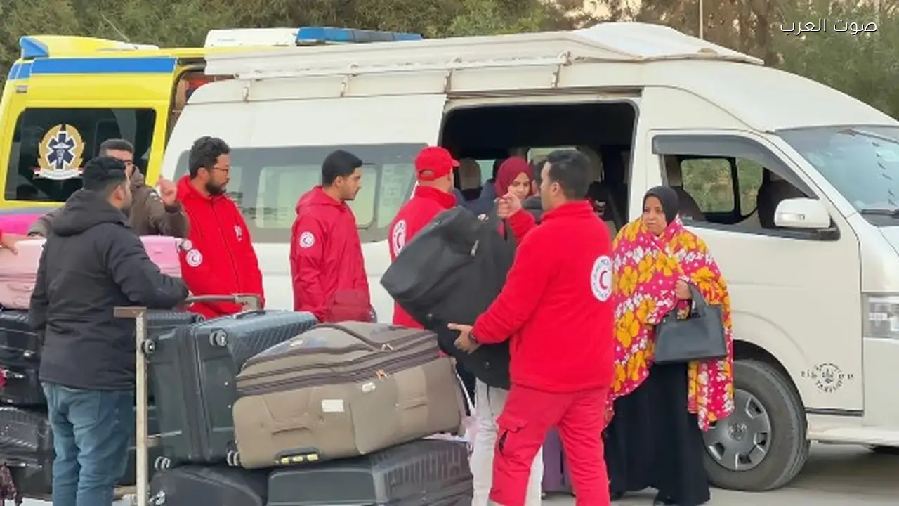 انتشار فرق الهلال الأحمر على معبر رفح لدعم قافلة «زاد العزة» 141