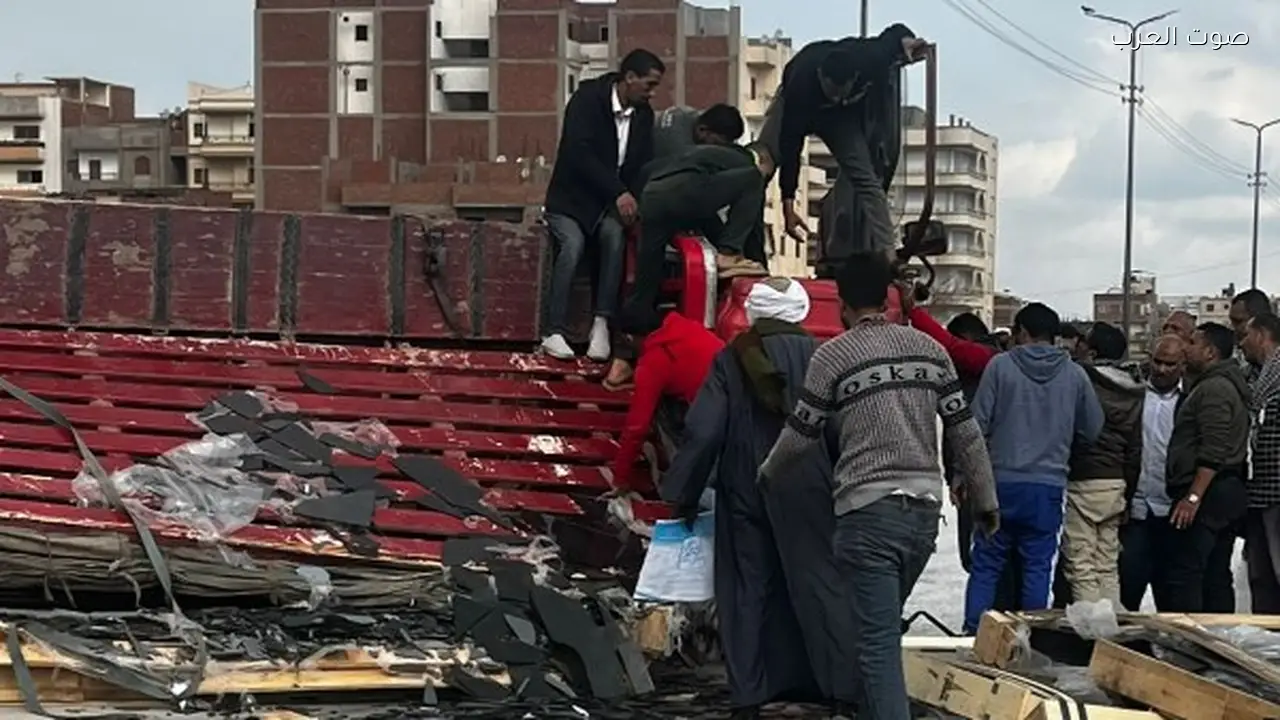 انقلاب سيارة نقل محملة بالزجاج بسبب انفجار الكاوتش في الشرقية