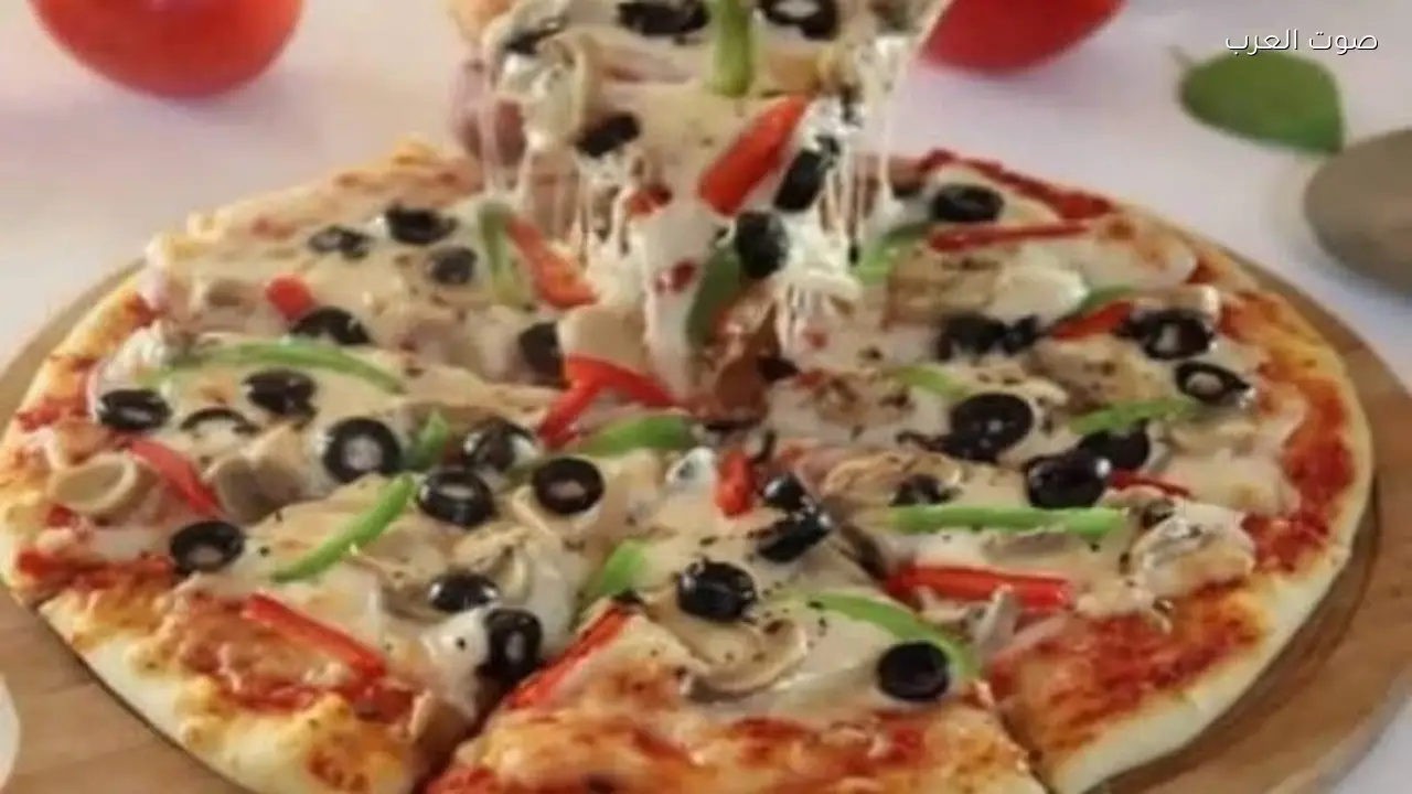 بديل سهل وسريع للبيتزا بالجبنة والزيتون