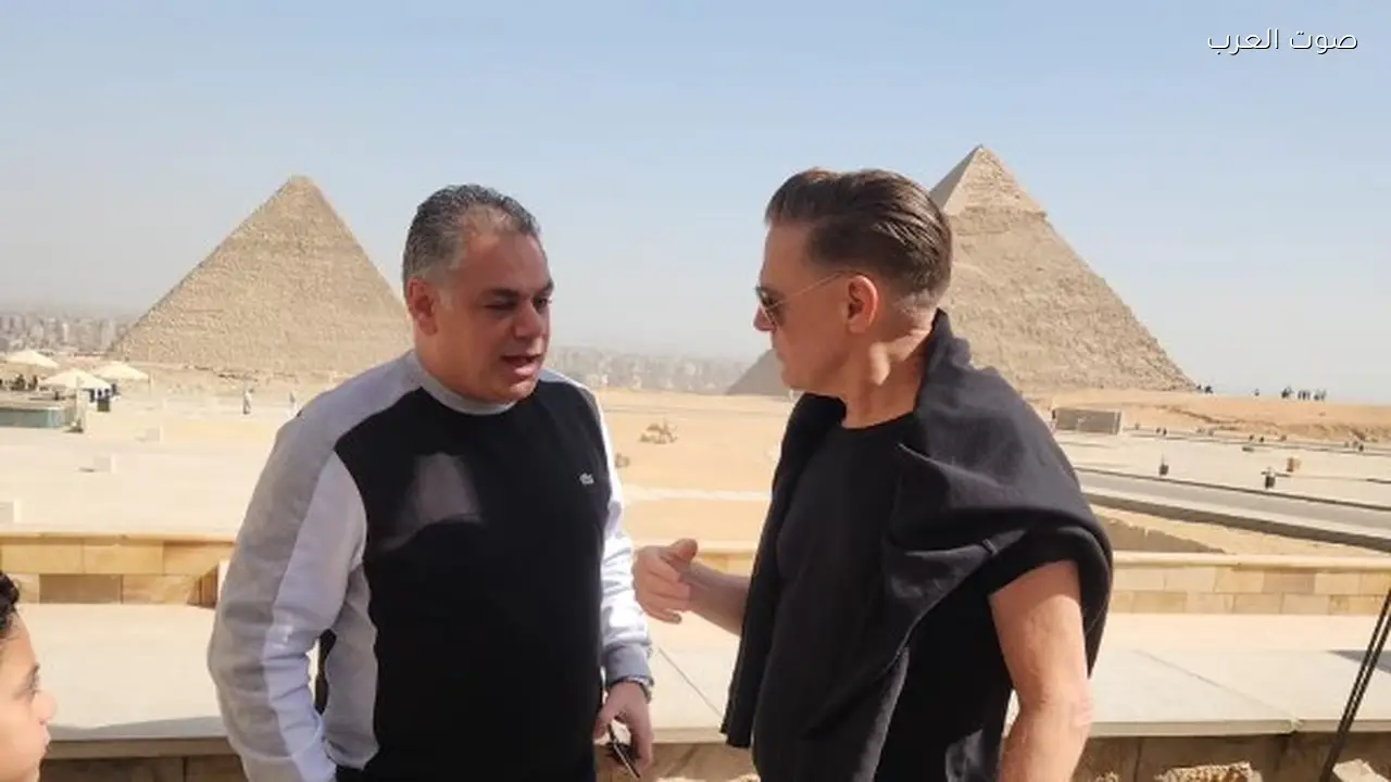 براين آدمز وعائلته يزورون أهرامات الجيزة