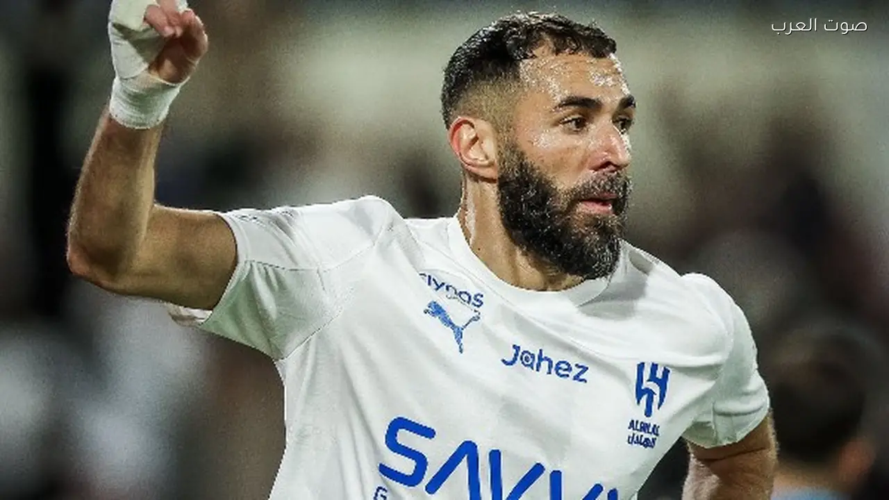بنزيما يواجه فريقه السابق في مباراة قوية بين الهلال واتحاد جدة