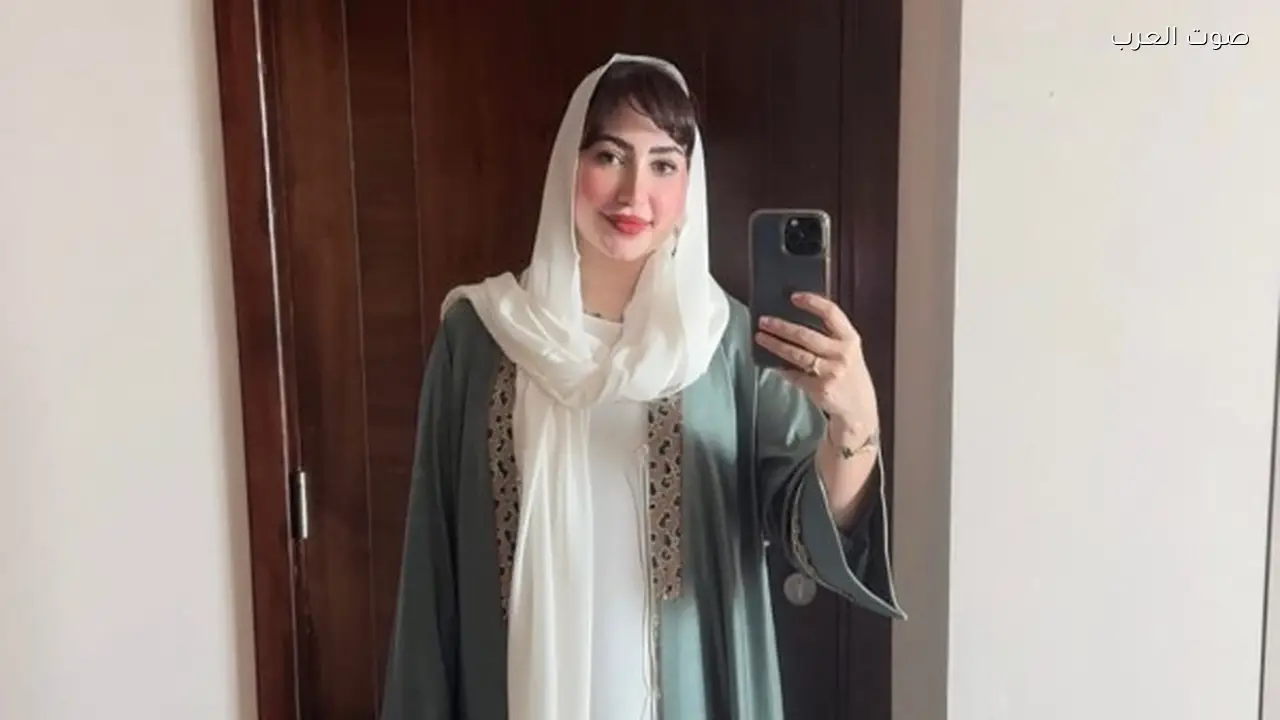 بوسي تحتفل برمضان وتوجه تهنئة لجمهورها بالعباءة