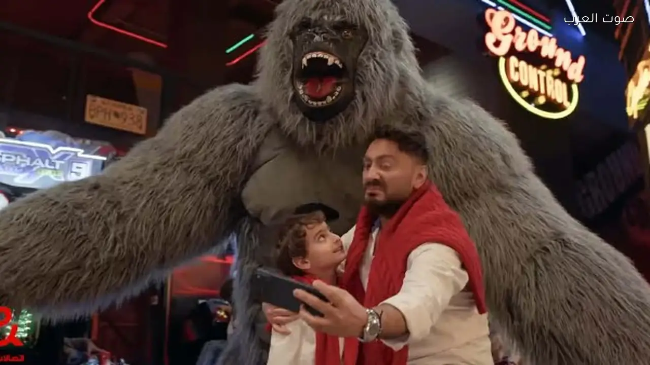 تامر حسني يظهر مع والدته وابنه في إعلان جديد