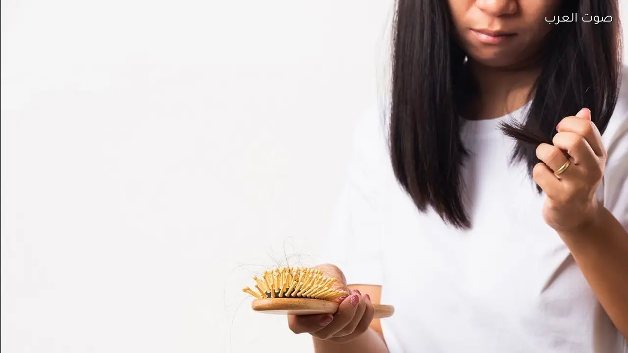 تساقط الشعر المفاجئ في الشتاء وأسبابه الرئيسية