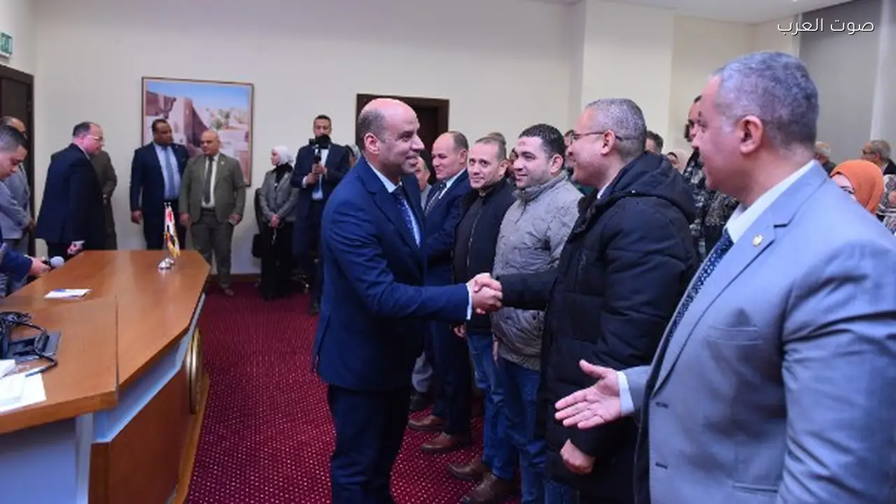 تسليم تابلت لمفتشي المنوفية والدقهلية لتعزيز الأداء