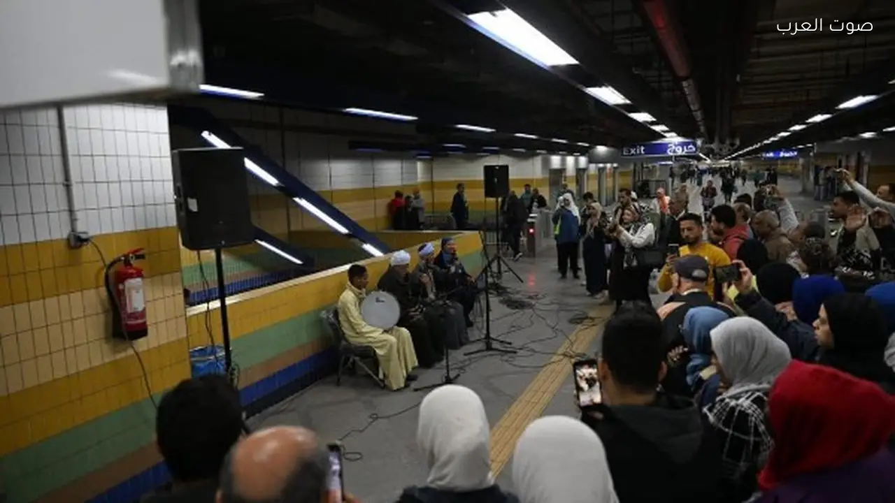 تفاعل جماهيري مع دمج الفن في الفضاءات العامة عبر عرض السيرة الهلالية بالمترو