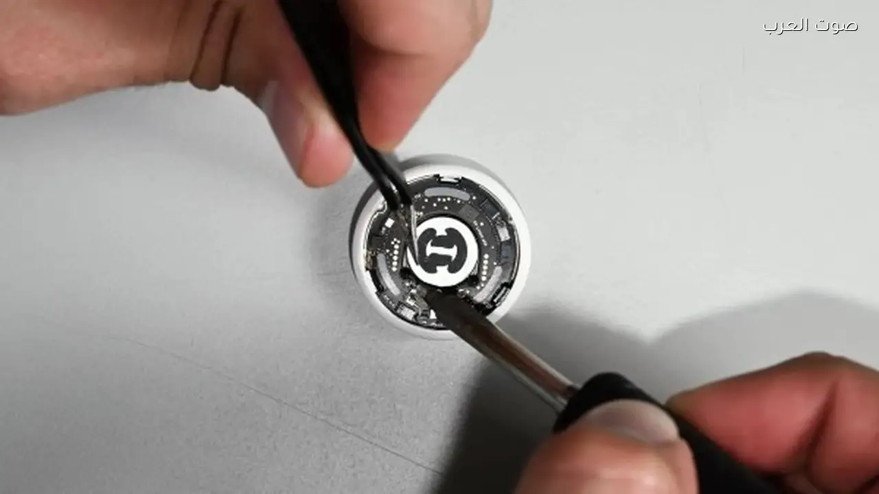 تفكيك AirTag الجديد يكشف سماعة أعلى 50% وسهولة التعطيل