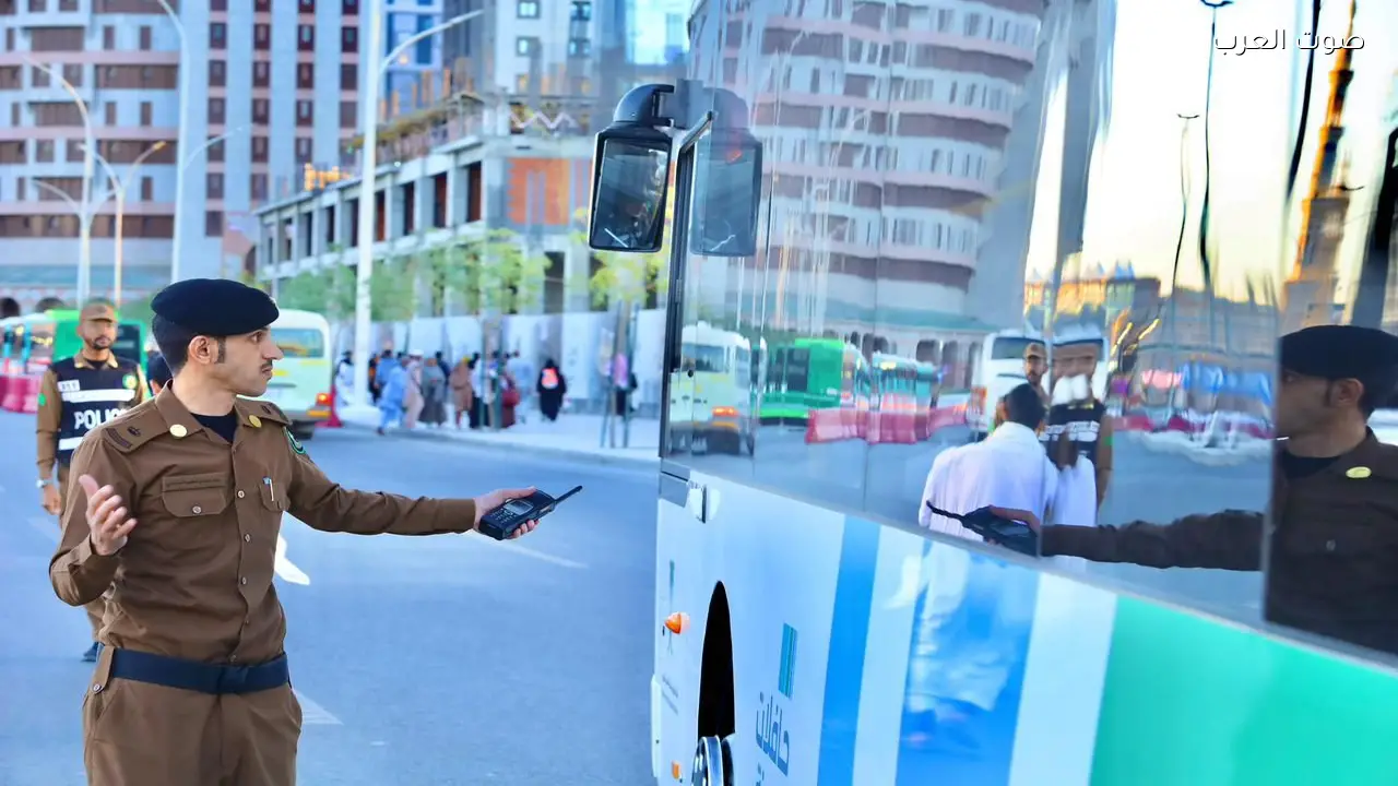 تنظيم مسارات ومواقف النقل الترددي في المدينة المنورة عبر جهود ميدانية للمرور