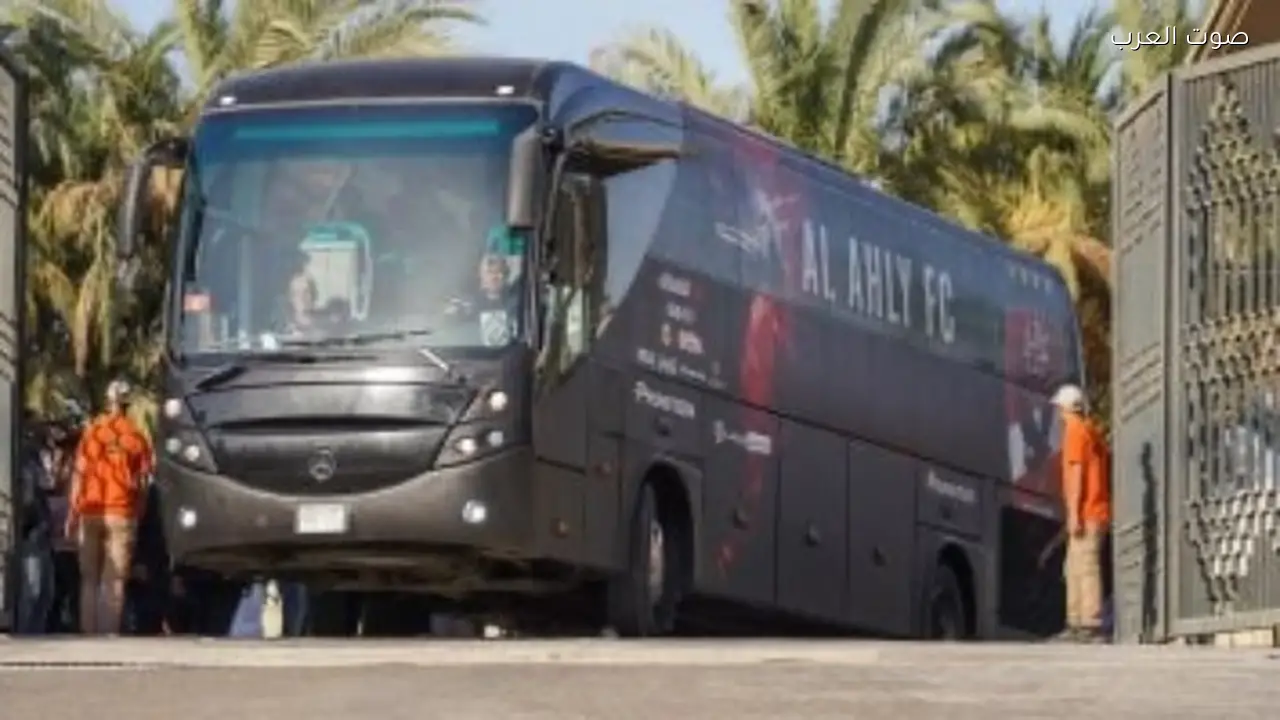 توروب يفحص أرضية ملعب برج العرب قبل مباراة الأهلي والإسماعيلي