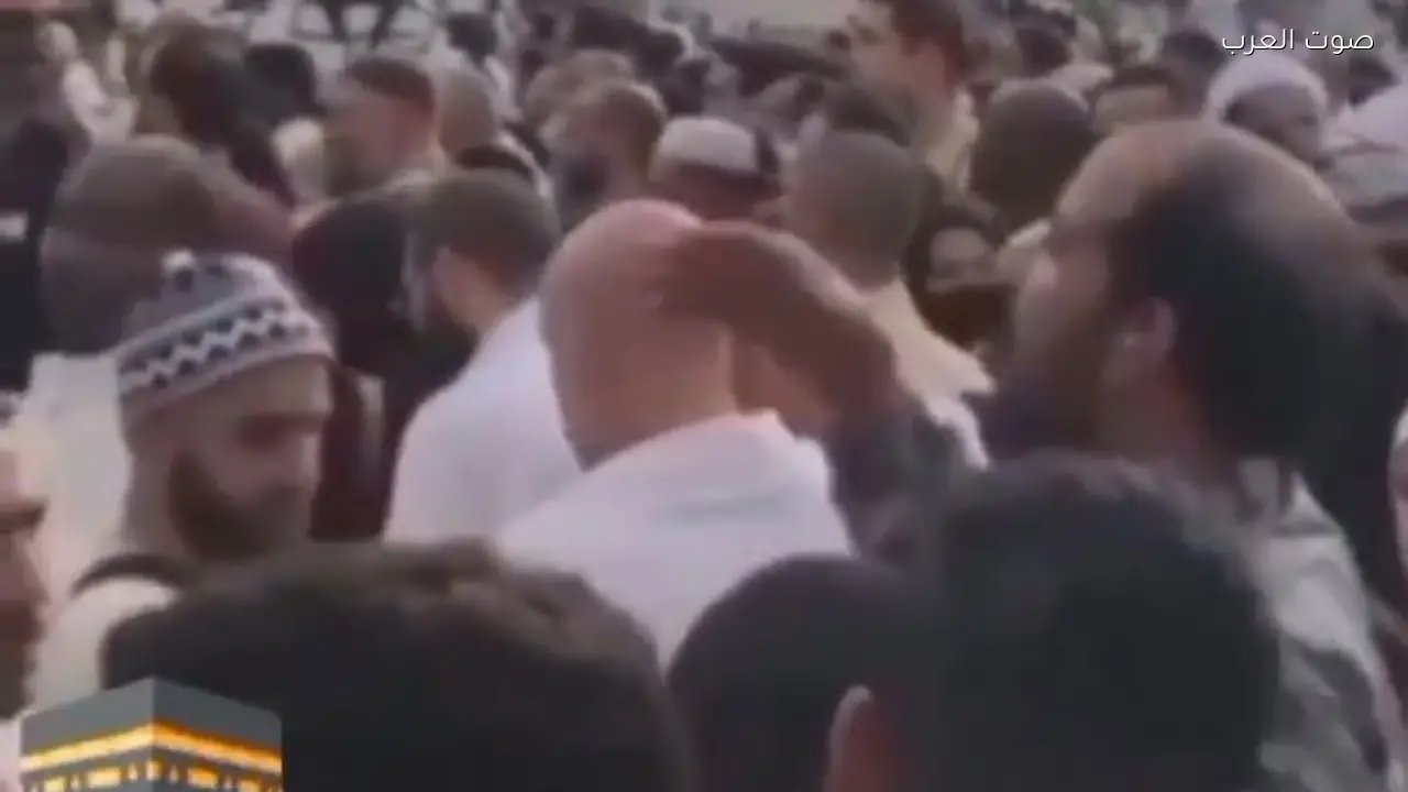 توقف الطواف في الحرم بسبب الزحام وزيادة المعتمرين
