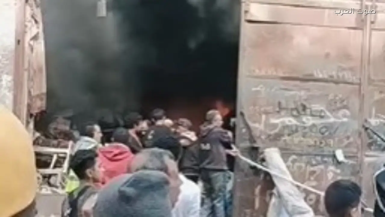 حريق ضخم في مخزن خردة بالهرم والجهات المعنية تتدخل