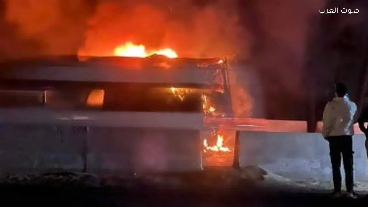 حريق يلتهم سيارة ميكروباص في ميدان جهينة بأكتوبر