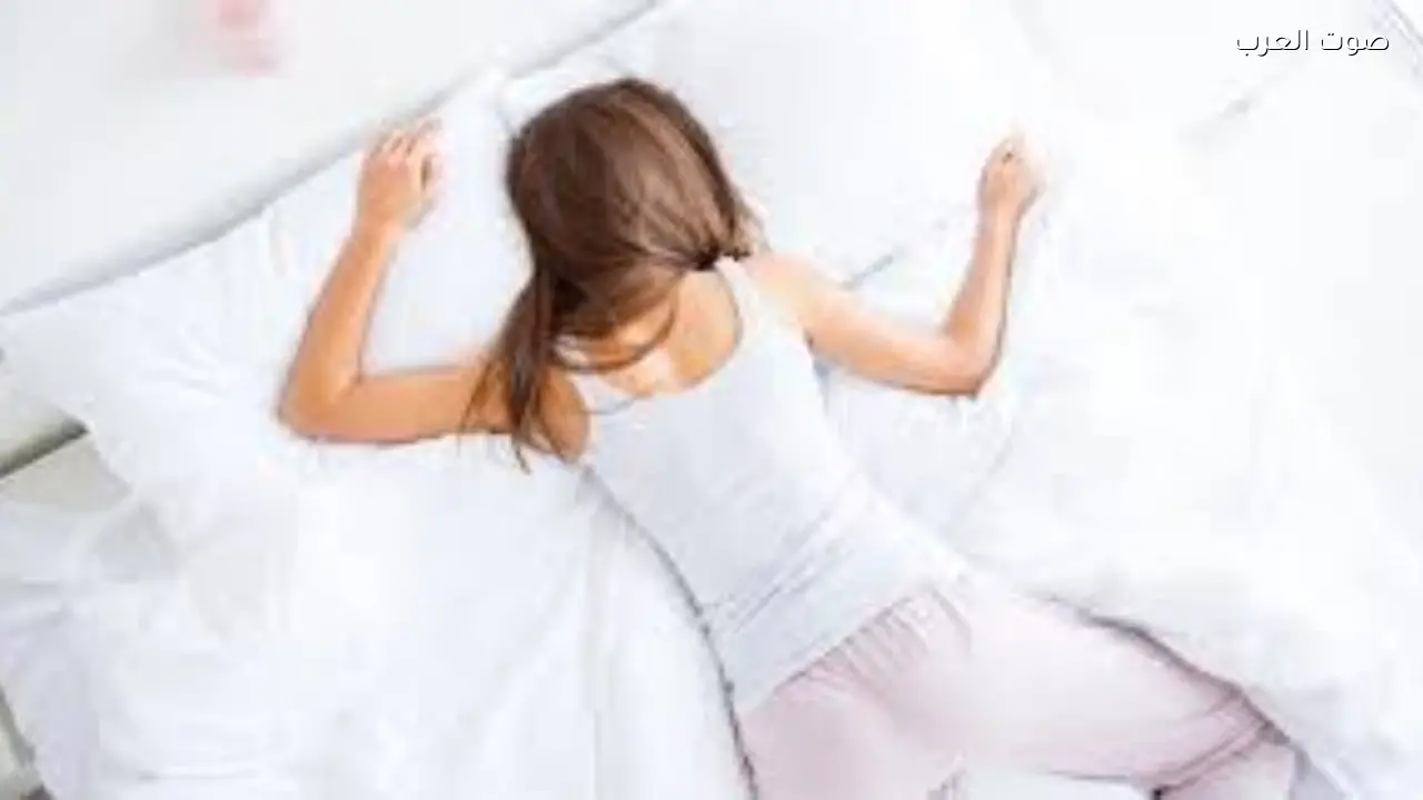 خدر الأطراف أثناء النوم: هل هو عرض عادي أم مؤشر لجلطة؟