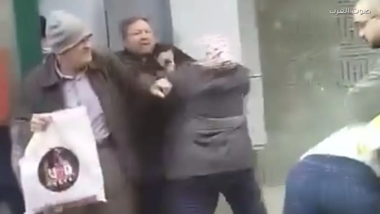 خناقة بين سيدة ورجل أمام ماكينة فيزا بالمحلة في رمضان