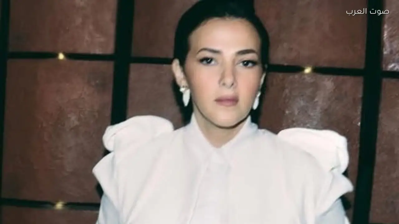 دنيا سمير غانم تتألق بإطلالة أنيقة باللون الأبيض