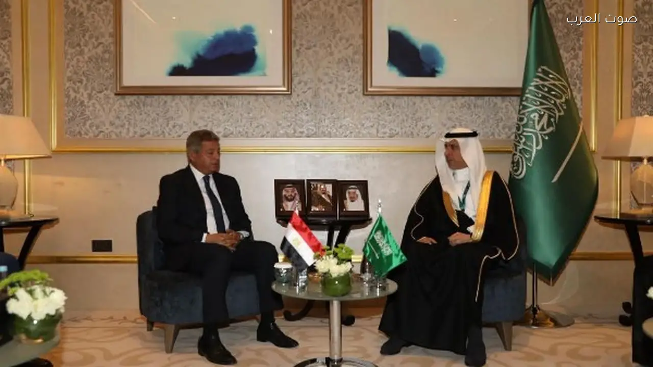 رئيس الأعلى للإعلام يلتقي بالمسؤولين خلال المنتدى السعودي للإعلام