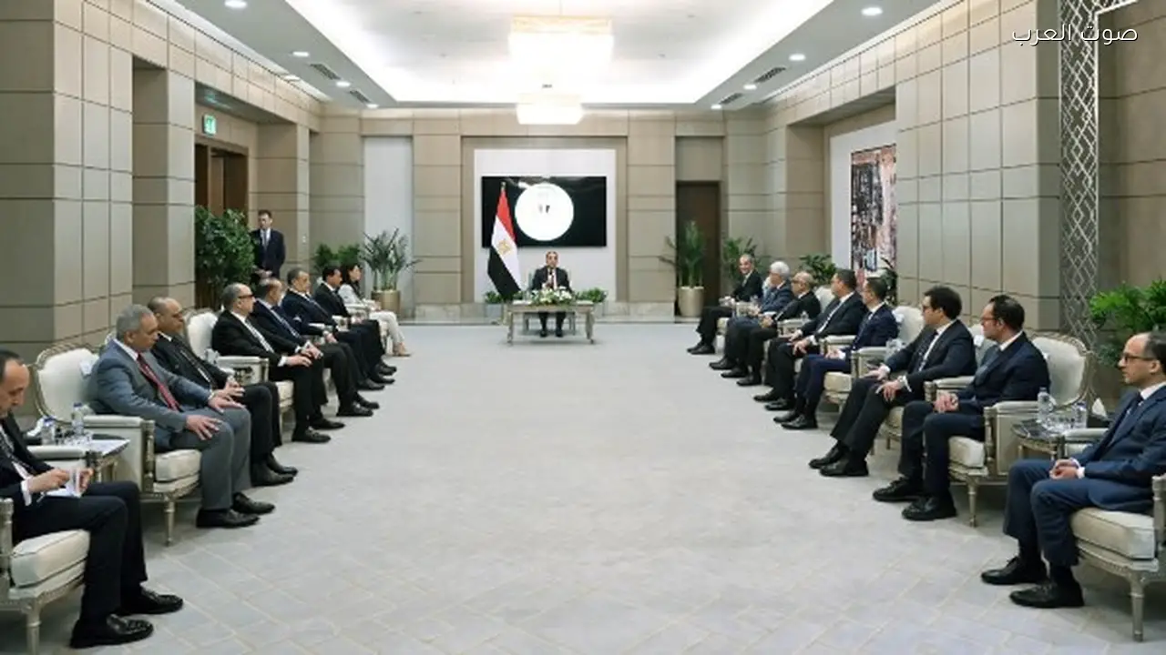 رئيس الوزراء يكرم الوزراء السابقين ويؤكد استكمال الإنجازات