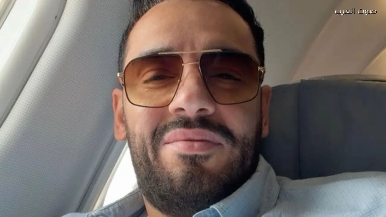 رامي جمال يتألق في أحدث ظهور له من الطائرة