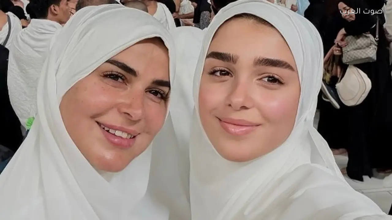 رانيا منصور تؤدي عمرة رمضان مع ابنتها توانا في الحرم المكي