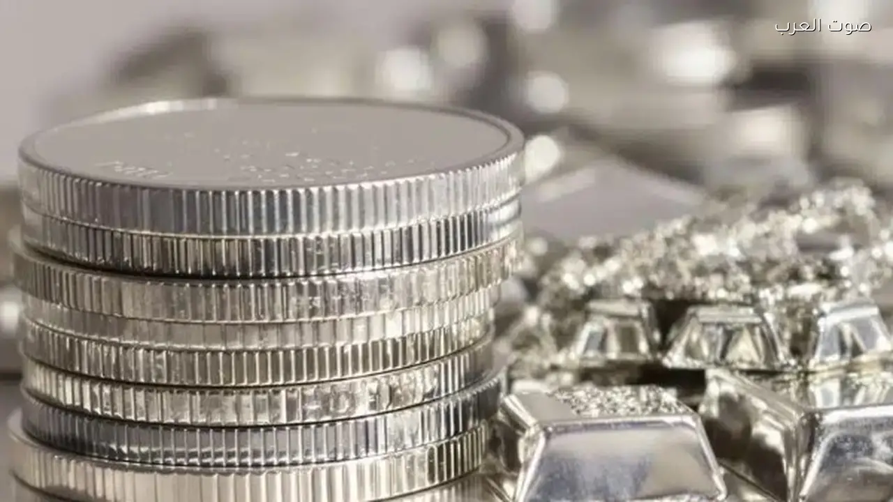 سعر الفضة يرتفع بعد تراجع كبير والذهب يستعيد بعض خسائره