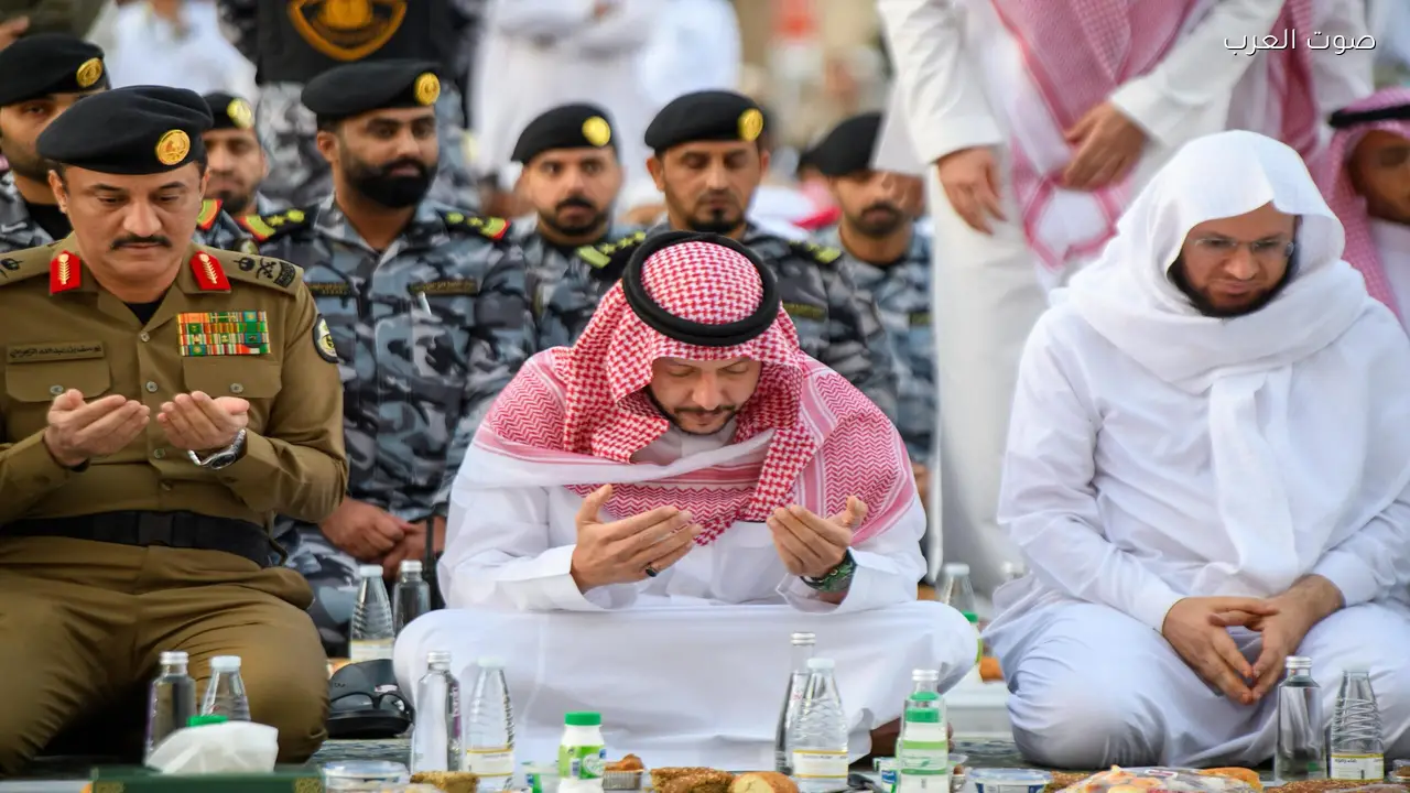 سعود بن نهار يشارك رجال الأمن إفطارهم في المسجد النبوي الشريف