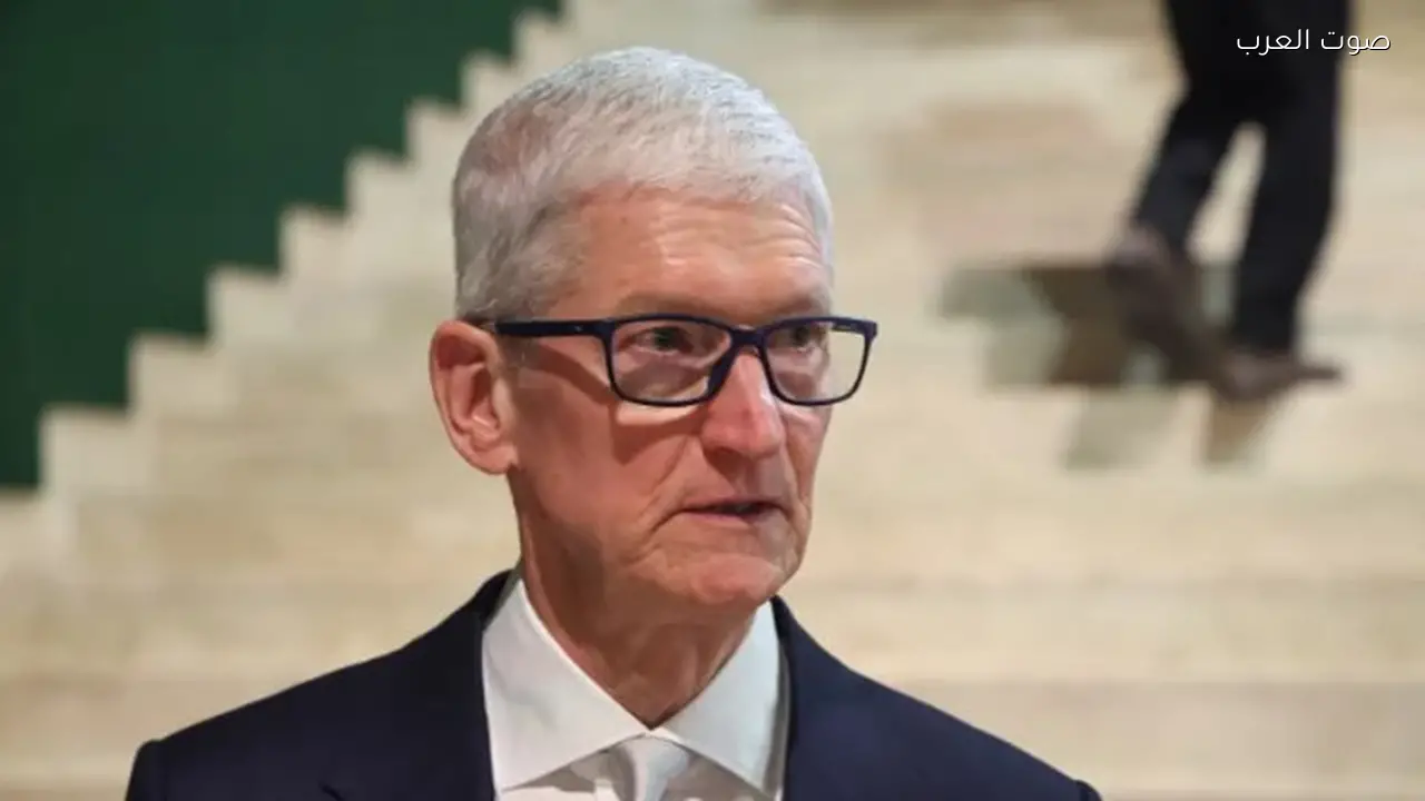 سهم أبل يتراجع 5% بعد تحذير رسمي وتأجيل ميزات الذكاء الاصطناعي