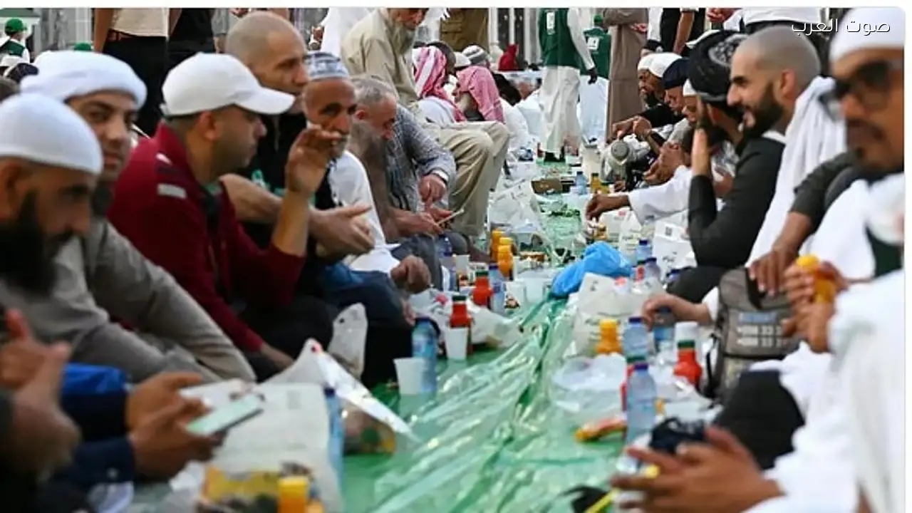 صائمون يتناولون الإفطار في المسجد النبوي أول أيام رمضان