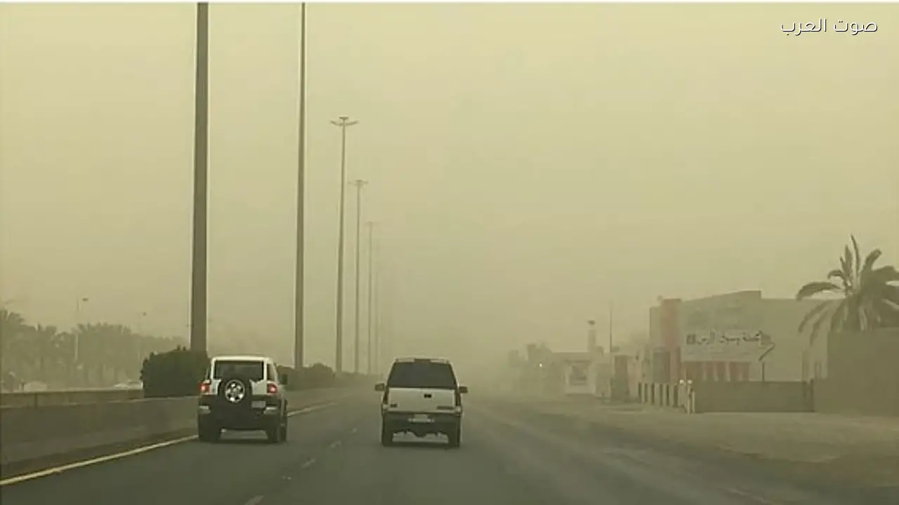 ضباب ورياح نشطة تثير الأتربة والغبار في عدة مناطق بالمملكة الخميس
