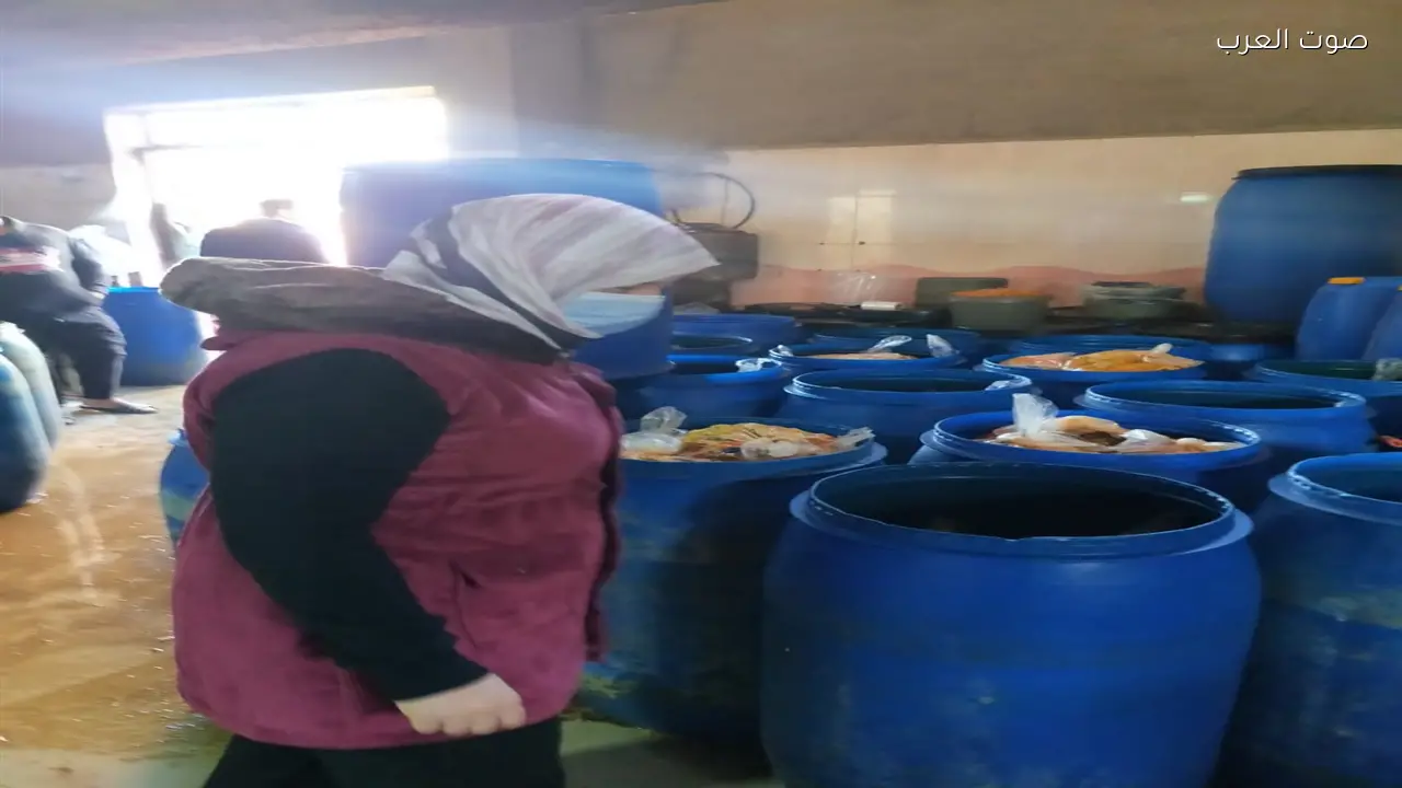 ضبط 3 أطنان من المخللات مجهولة المصدر في مصنع بالغربية