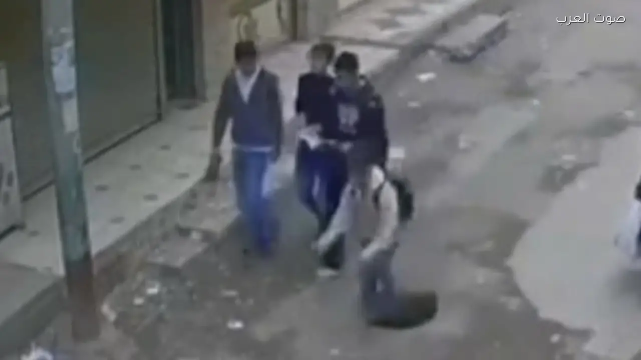 طالب يسقط في بالوعة صرف صحي بالمنيا وحقيبته المدرسية تنقذه